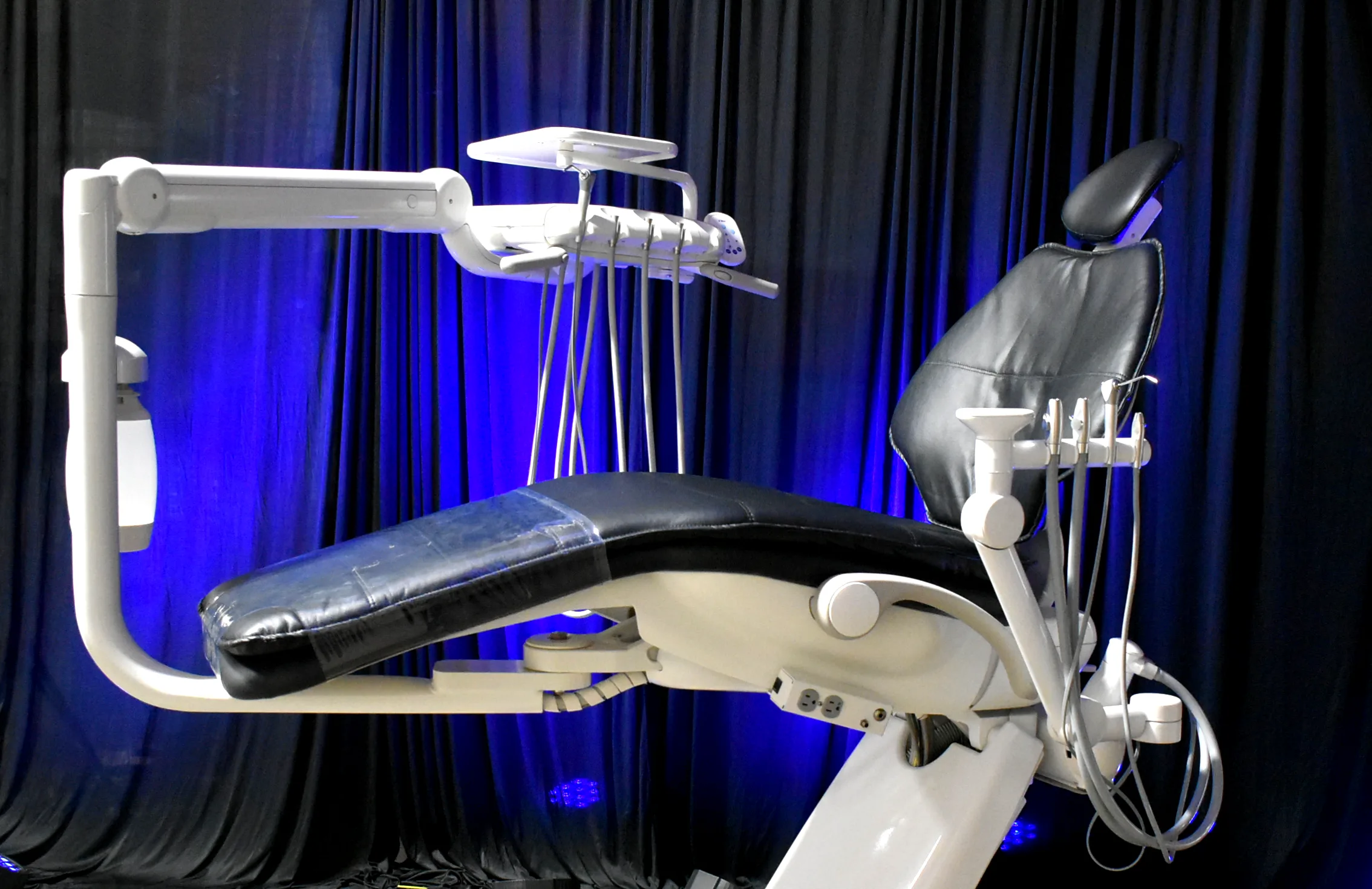 Adec 511 Dental Chair with Adec 532 Radius Delivery System & Adec HVE Assistant’s Package - Image 3