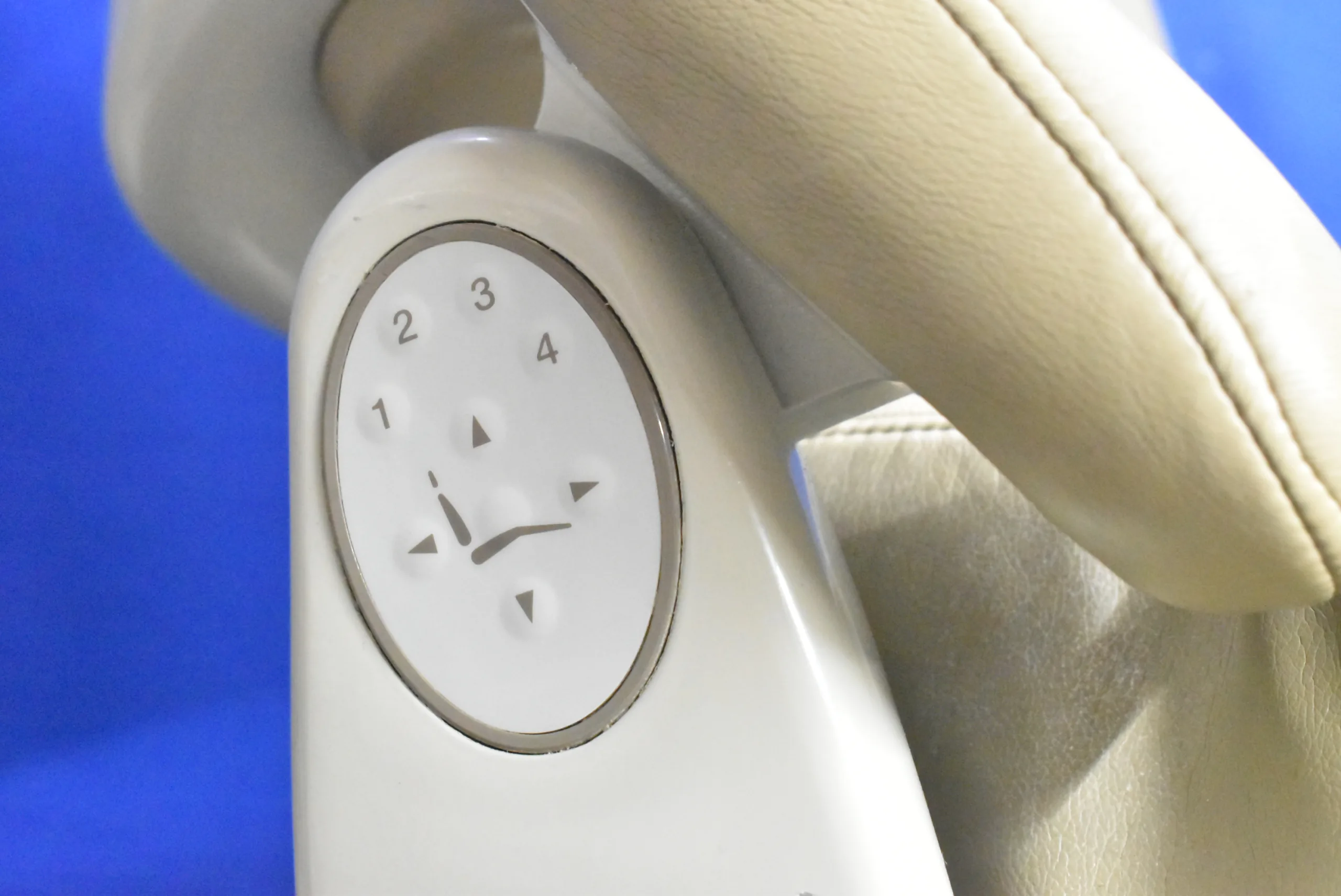 Midmark Ultracomfort Dental Chair with 153600 Delivery Unit - Image 20